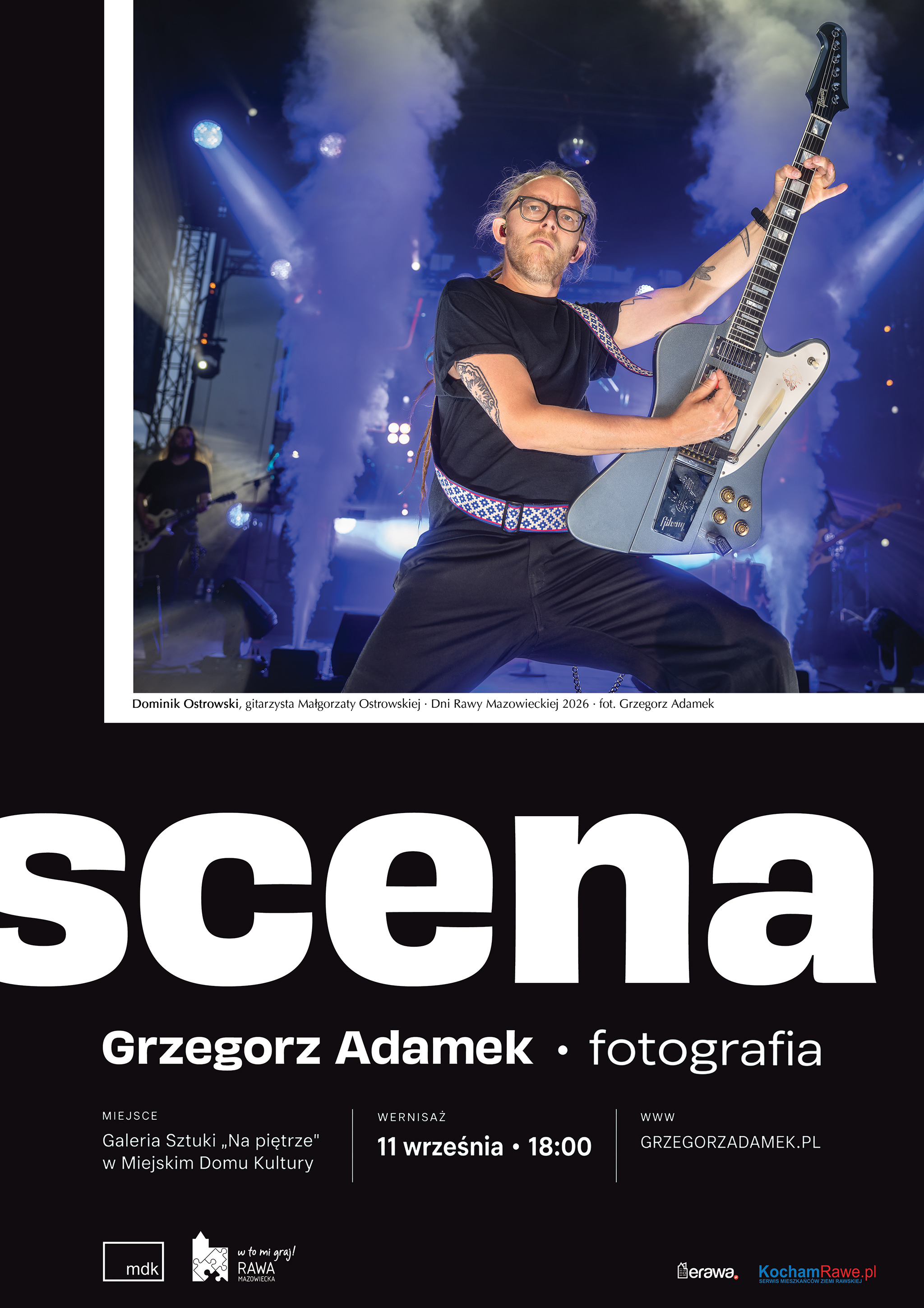 Plakat wystawy „Scena”. Grzegorz Adamek — fotografia. Gitarzysta Dominik Ostrowski nad dużym napisem scena. Wernisaż 11 września o 18:00, Galeria Sztuki „Na piętrze” w Miejskim Domu Kultury w Rawie Mazowieckiej.